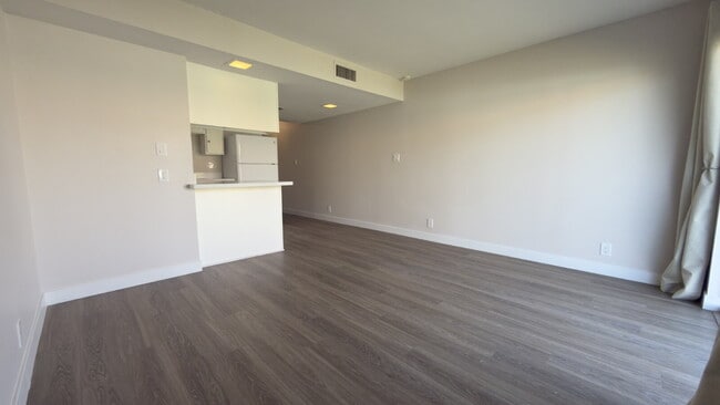 Building Photo - "Charming 1-Bedroom Condo Oasis in Phoenix - Your Perfect Urban Retreat!"