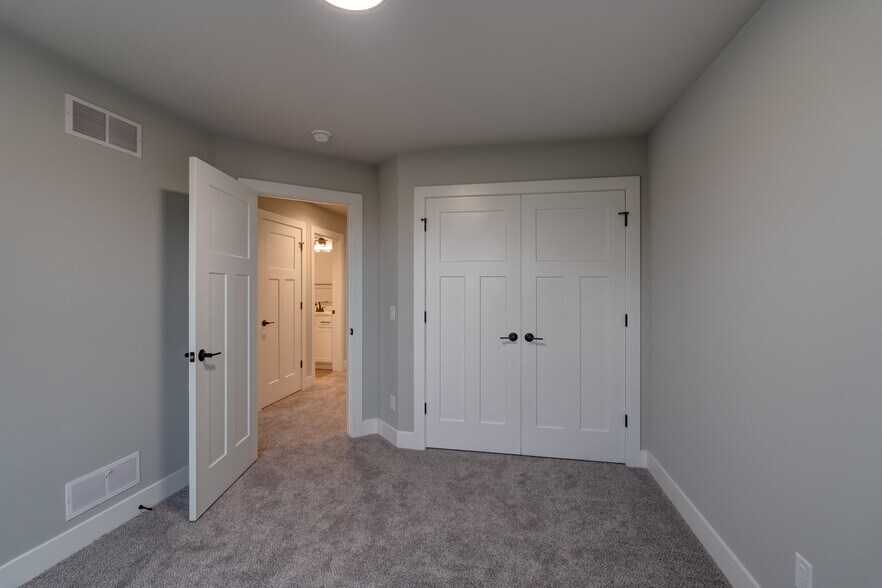 Building Photo - 137 Prairie Heights Dr