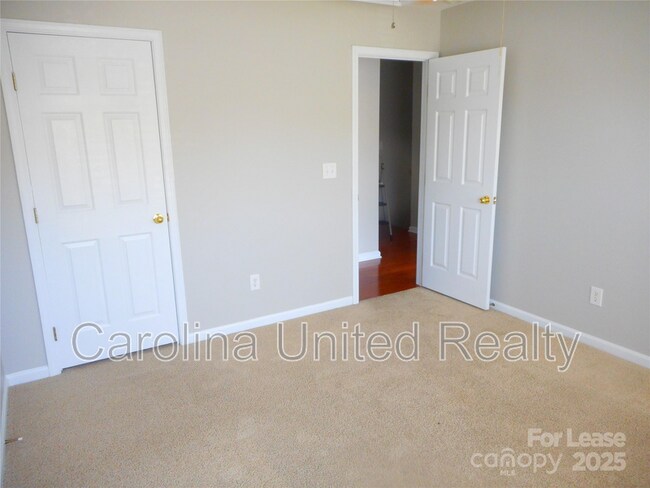 Building Photo - 1018 Fountainbrook Dr
