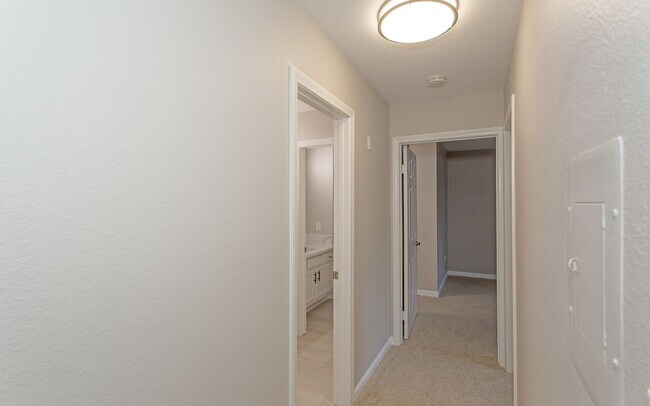 Building Photo - Lovely upstairs 2 bedroom Condo with Modern upgrades in Oceanside