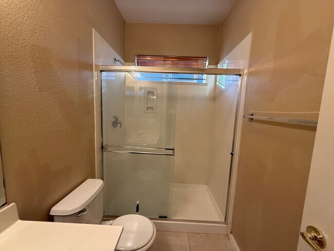 Building Photo - 3965 Collins St