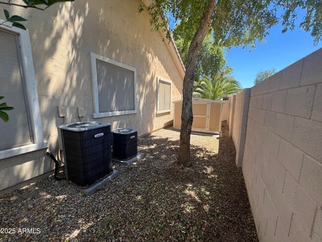 Building Photo - 15494 W Meadowbrook Ave