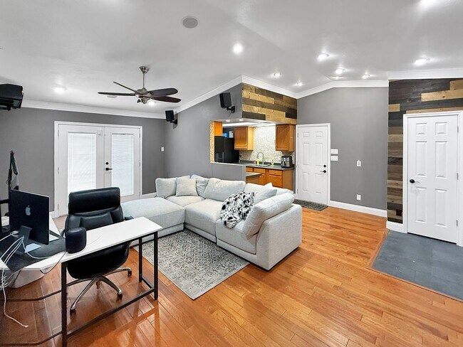 Building Photo - Your Contemporary Retreat in Garland, TX