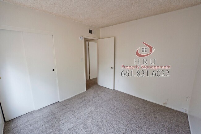 Building Photo - SW- condo 3bed-1.5 bath