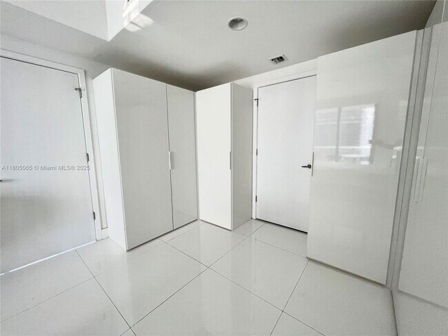 Building Photo - 1010 Brickell Ave