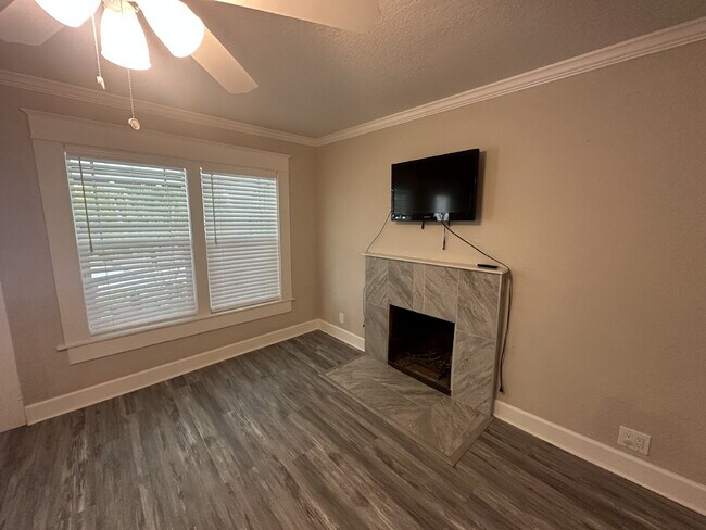Building Photo - Beutifully Updated 2 Bedroom Home in Dixieland Community in South Lakeland
