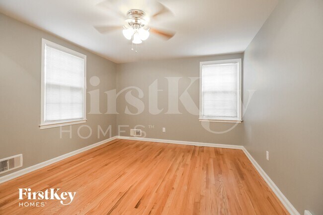 Building Photo - 9648 Roe Ave