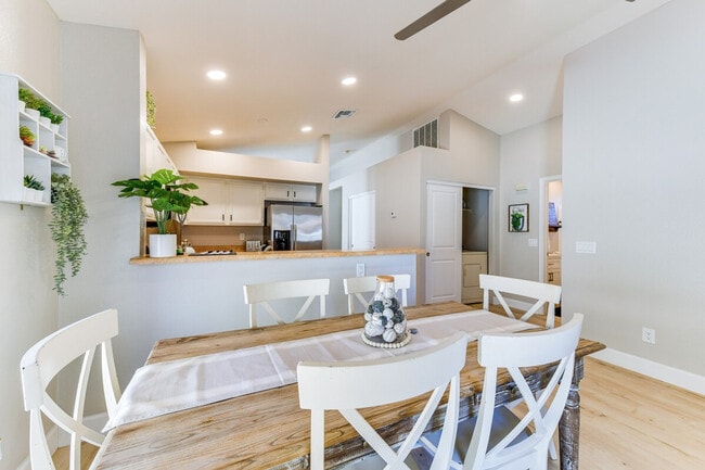 Building Photo - 1120 N Val Vista Dr