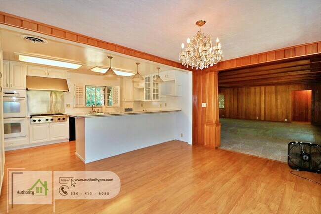 Building Photo - 3180 Wilshire Dr
