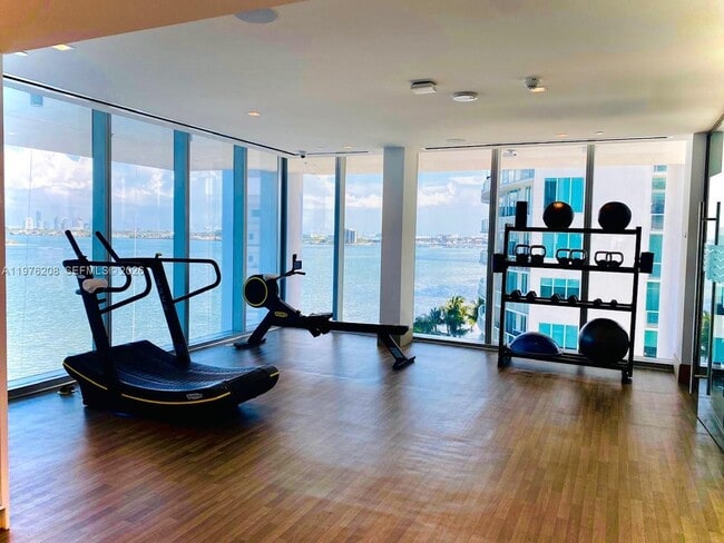 Building Photo - 700 NE 26th Terrace