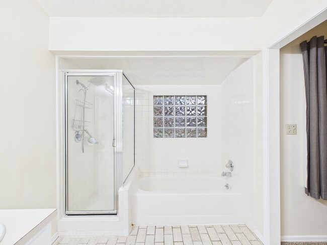 Building Photo - 3904 SW Parkridge Blvd