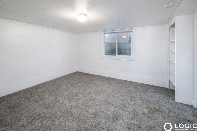 Building Photo - 30 E 900 N