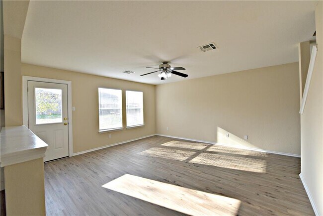 Building Photo - 105 Mesa Dr