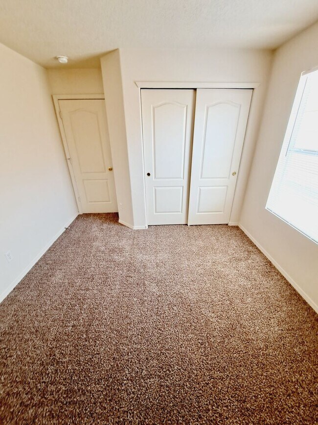 Building Photo - 3 bed 2 bath home in Huning Ranch