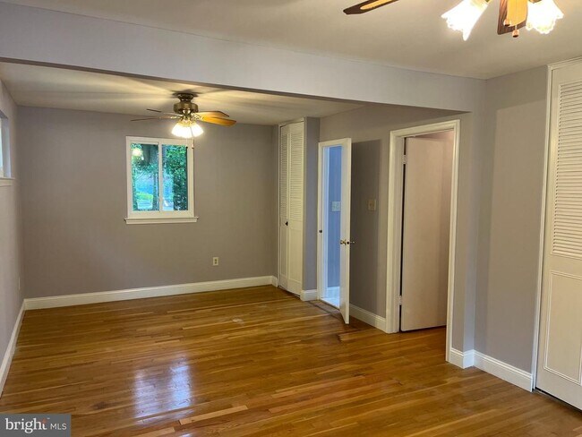Building Photo - 6803 Dante Ct