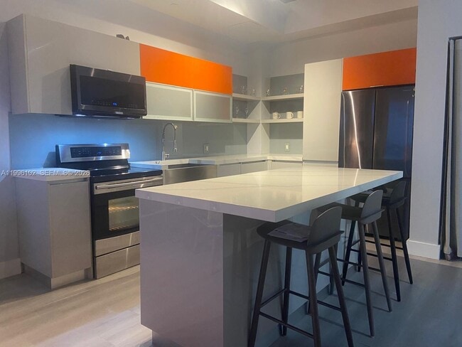 Building Photo - 10 SW South River Dr