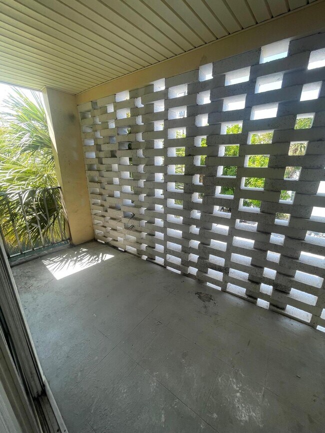 Building Photo - 1500 Crescent Cir