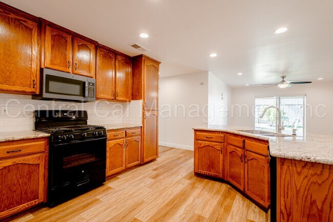 Building Photo - 4 Bedroom/2 Bath Home with an office and S...
