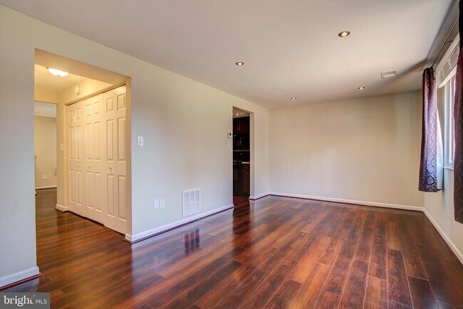 Building Photo - 6324 Lightburn Ct