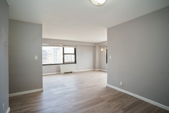 Building Photo - 135 Montgomery St