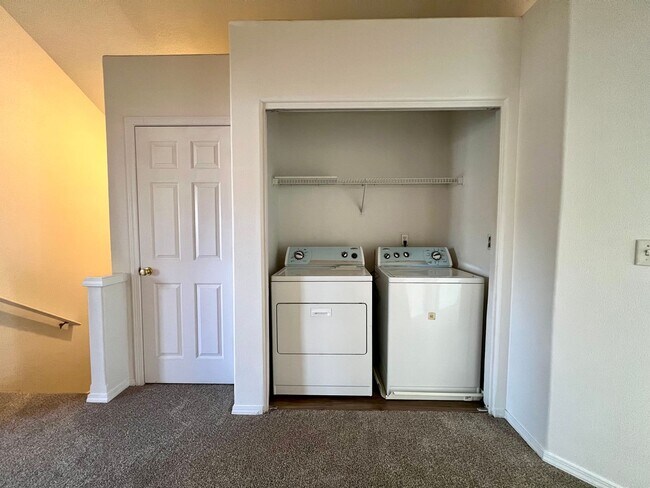 Building Photo - Spacious, Updated Townhome in Prime Beaverton Location!