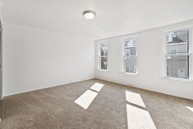 Building Photo - 2 bed 1 bath - great location, spacious, l...