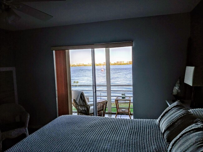 Building Photo - 1516 S Lakeside Dr