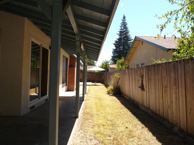 Building Photo - Charming 3 bedroom Home Near Beyer High School