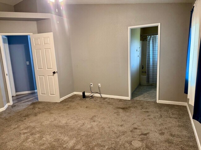 Building Photo - 3 Bedroom 2 Bathroom home at end of Cul-De-Sac