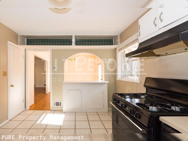 Building Photo - Price Drop Alert!   3 bed 1/5bath Home. Available Now!