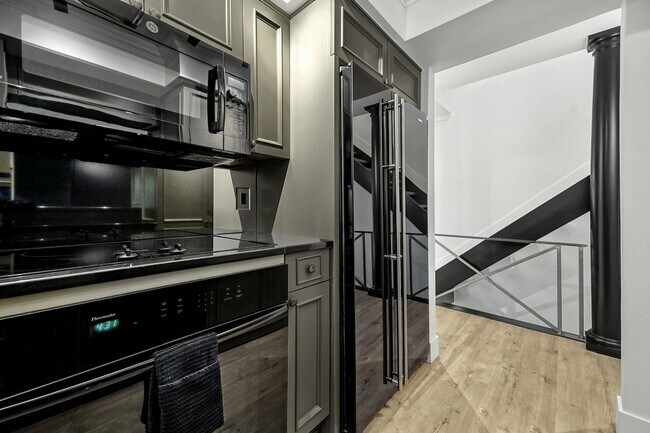 Building Photo - 3 Bedroom Luxury Condo