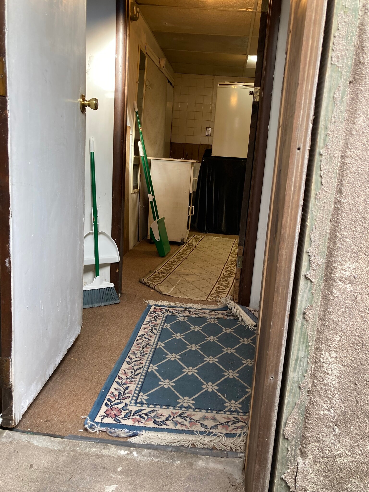 Door entry into apartment - 764 Lenore Ln