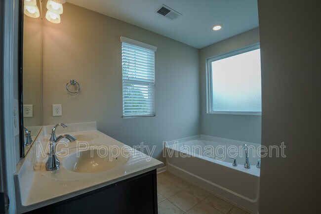 Building Photo - 2745 Sawbridge Ln