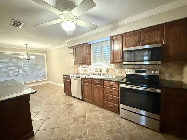 Building Photo - Beautiful home in well established neighbo...
