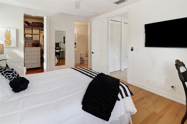 Building Photo - 601 NE 11th Ave