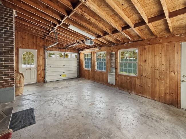 Building Photo - Furnished 4BD 2BA Home with Two kitchens, Basement, and Garage!