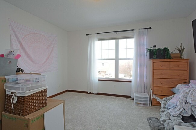 Building Photo - Spacious 5-Bed 4-Bath Home Available in Chaska - Great Location!