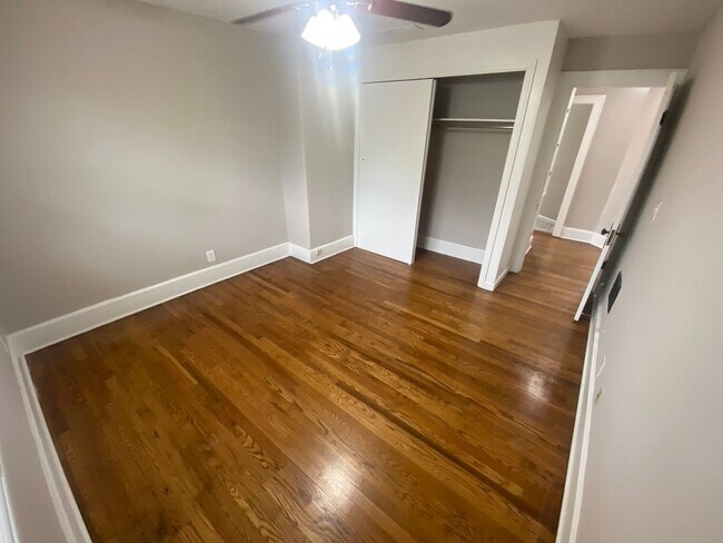 Building Photo - 4 Bedroom- Grandview
