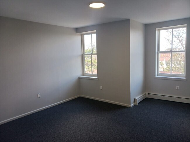 Building Photo - 588-612-612 E Main St