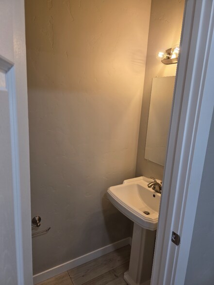 Building Photo - 6731 Saxton Ave