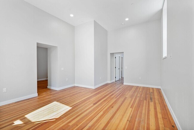 Building Photo - 163 Chestnut St