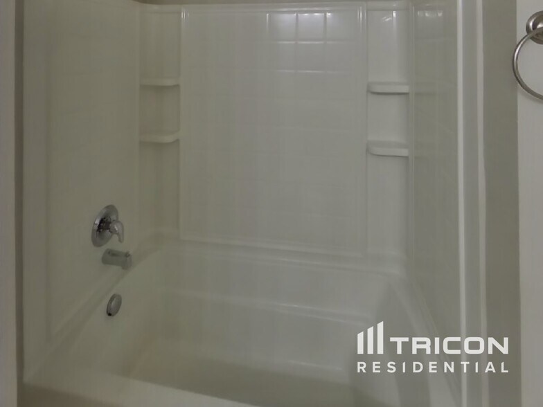 Building Photo - 439 Eisenhower Ln