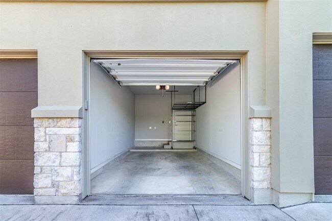 Building Photo - 2733 Dulce Ln