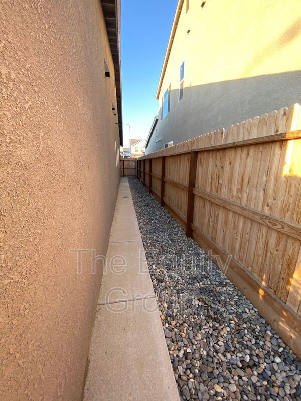 Building Photo - 113 E Tyler Ave