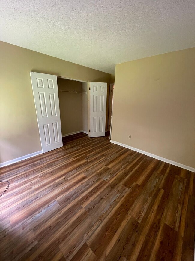 Building Photo - 104 Bayer Ct