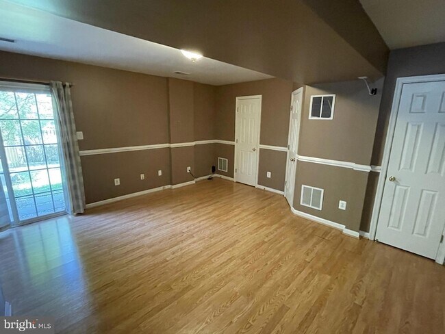 Building Photo - 565 Tuliptree Square NE
