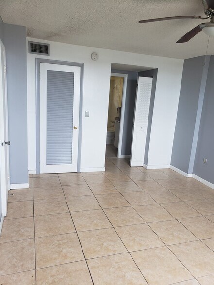 Building Photo - 15600 NW 7th Ave