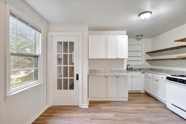 Building Photo - 2 BED / 1 BATH HOUSE NEAR CAMPUS W/ CHARMING CHARACTER