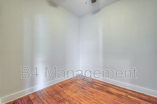 Building Photo - 654 Ravenel St