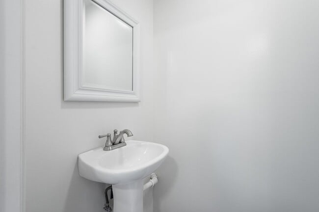 Building Photo - AVAILABLE OCT 1ST! 2-BEDROOM TOWNHOME IN N...
